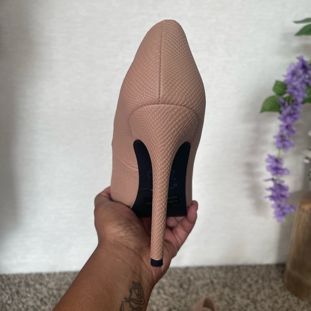 Charlotte Russe Women's Tan Pointed-Toe Snakeskin High Heel Pumps - Picture 4 of 11